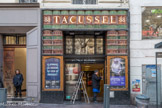 C'est à Paul Ruat que l'on doit la création de la librairie qu'il transmit, en 1914, à son gendre, Augustin Tacussel. Il fut l'instigateur des Excursionnistes Marseillais, ainsi que l'éditeur de La Cuisinière Provençale de Jean-Baptiste Reboul. Il s'installa ici en 1898, chassé du 22 rue Noailles par la Société Générale. La conception du magasin serait due aux architectes F. Mouren et H. Malgaud, mais la devanture serait l'idée de Maurice Tacussel, fils d'augustin, en 1950. Les dos d'ouvrages sont dus à jean Amado, les carreaux de  céramique à Frédéric Sourdive et la cigale, au centre d'une étoile, à Louis Sicard. La librairie fermera en 1989. La restauration de 2004 fut l'oeuvre de Vincent Buffile. En 2007, elle reçoit le label Patrimoine du XXe siècle.