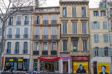 Au 154, subsiste encore, depuis 1868, un de ces établissements de bains-douches, qui est maintenant un hammam.