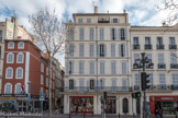 En 1893 existait déja une librairie appartenant à J. Carbonell. Jusqu'en 1927, elle s'appelait Librairie des Allées. En 1919, Ernest Maupetit la rachète. En 1998, la maison d'éditions Acte Sud s'en porte acquéreur, après bien d'autres, en particulier Flammarion.