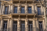 Terme (buste ou une statue à mi-corps se reliant insensiblement à un piédestal engainant) sur une façade.