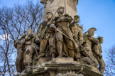 <center>Monument des Mobiles. </center> Autour de la base monumentale se déploie un cortège de dix sept soldats, de 2,4 m de haut, illustrant par leurs costumes et leurs attitudes les divers corps d'armée : fantassins, mobiles, marins et francs-tireurs.