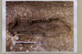 Photo prise par l'INRAP <br>Sépulture avec aménagement de tuiles.