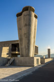 <center>La Cité Radieuse.</center> Le toit terrasse rappelle le pont d'un navire avec sa cheminée.