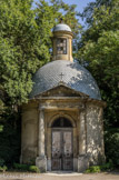 <center>La Magalone.</center>A demi cachée par la verdure, la chapelle, coiffée d'une coupole surmontée d'un lanternon, est une délicieuse construction que sa forme circulaire apparente à un kiosque ou à un temple de jardin. Par la forme de son toit, elle fait référence à celle de Puget.  Marie de Sormiou y est enterrée.