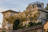 <center></center><center>Villa Gaby.</center>Gabrielle Caire voit le jour le 4 novembre 1881 à Marseille. Elle monte à Paris et se fait appeler Gaby Deslys. Elle collectionne les amants et parvient à se produire sur des scènes prestigieuses comme la Scala, les folies bergères et l'Olympia. Puis elle va en Angleterre, et de retour à Paris, elle rencontre en 1909 le jeune roi Manuel du Portugal qui devient son amant et lui offre des bijoux. Il la fait venir début 1910 au Portugal et l’installe au palais de Das Necessidades. Elle chante et danse à Lisbonne au profit des sinistrés après l'incendie de Porto. Bien que discrète, cette liaison entraîne de nombreux commentaires, ce qui oblige Gaby Deslys à rentrer à Paris. En 1911 elle entame une immense carrière aux États-Unis.