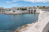 <center></center><center>La Corniche.</center> A droite, le pont de la Fausse Monnaie.