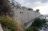 <center></center><center>Le Roucas Blanc.</center>Mur de la batterie du Roucas Blanc. La batterie du Roucas blanc, appelé Cap Gros au 18ème siècle, croisait ses feux avec celle de Montredon (à l’époque cap Sec) pour empêcher un débarquement sur la plage de Montredon (appelée du Prado depuis) où “150 chaloupes (anglaises) peuvent débarquer simultanément“.