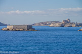 <center></center><center>Les îles.</center>L'île Degaby et son petit fortin érigé en 1861, à l'arrière, le château d'If. Très rapidement rendu inutile face à l’avènement des armes modernes, le fortin est cédé en 1914 par l’Armée à l’industriel marseillais André Laval qui l’offre à sa femme et artiste Liane Degaby. Somptueusement aménagé, le fort est ravagé par une bande de pillards en 1921.