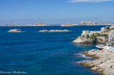 <center></center><center>Les îles.</center>Au fond, les îles du Frioul, avec à gauche Pomégues reliée à Ratonneau à droite par la digue Berry. Elles sont précédées par le château d'If. Au premier plan, l'île Degaby à gauche et l'île de Doume, à droite.