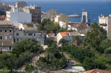 <center></center><center>Falaise de Samatan.</center> Du haut de la falaise, on peut voir le jardin Bénédetti et le Monument aux Morts de l'armée d'Orient et des terres lointaines.