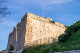 <center>Fort d'Entrecasteaux.</center>Vauban qui n’a pas été mêlé à la construction de la citadelle, visita le fort et écrivit le 16 mars 1679 une lettre très critique : « J’ai visité la citadelle de Marseille qui est un assemblage fort magnifique de tout ce qui a jamais passé d’extravagant et de ridicule par la tête des plus méchants ingénieurs du monde ». En 1701 Vauban propose des modifications qui ne seront pas réalisées.
Le gouverneur de cette nouvelle citadelle fut contrarié de la proximité du Lazaret qui s’étendait du pied du nouveau fort jusqu’à l’anse des Vieilles Infirmeries, actuellement plage des Catalans. Il demanda le transfert du Lazaret qui fut implanté par la ville près de Saint-Martin d’Arenc. Après la peste de 1720 quelques pêcheurs catalans vinrent exercer dans les environs et s’installèrent dans les locaux désaffectés de l’infirmerie d’où le nom donné au quartier.