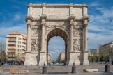 <center>La porte d'Aix.</center>En 1784, les échevins avaient décidé l'érection d'un arc de triomphe en l'honneur de Louis XIV et en mémoire de la paix qui mettait fin à la guerre de l'indépendance américaine. Ce projet ne vit jamais le jour, il fut repris en 1823, sur l'initiative du marquis de Montgrand, maire de Marseille, pour commémorer, cette fois, la campagne du duc d'Angoulême en Espagne. La place d'Aix fut aménagée; l'aqueduc qui traversait sur ses arcades hautes de 4m50, fut démoli et l'on chargea l'architecte Penchaud de la construction de l'arc de triomphe. Il ne fut terminé que sous Louis-Philippe Ier par l'architecte en chef de la ville Charles Frédéric Chassériau.
