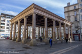 <center>La halle Puget.</center>Sa particularité est de posséder un nombre impair de colonnes ioniques : cinq sur les petits cotés, sept sur les grands.