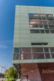 <center></center><center>Archives Départementales.</center>L'ensemble du bâtiment est enveloppé par une peau de verre opalescent qui, selon l'heure, devient mat ou brillant, net ou nuageux.