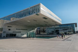 <center></center><center>La Villa Méditerranée.</center>Le bâtiment est à une prouesse architecturale unique : un spectaculaire porte-à-faux de plus de 40 m de longueur surplombant tel un plongeoir-promenoir la darse et la Méditerranée à une hauteur exceptionnelle de 19 m.