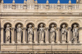 <center>La Cathédrale. </center>Sous les arcades, on peut voir une rangée de sept hautes statues représentant Le Christ au centre entouré des apôtres Pierre à gauche, tenant les clés, et à droite Paul, avec son épée.  Ils sont encadrés par Lazare, qui aurait été, selon la légende, le premier évêque de Marseille et Maximin. Aux extrémités, à gauche, Marie-Madeleine avec ses longs cheveux, et à droite, la soeur de Lazare, Marthe, avec l'encensoir et la Tarasque domptée, à ses pieds. Ce sont les saints légendaires de Provence.