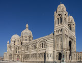 <center>La Cathédrale. </center>La présence simultanée de clochers et de coupoles est due à la volonté de l'architecte Vaudoyer de faire référence à l'Occident et à l'Orient, sur le modèle de Notre-Dame des Doms à Avignon. Mais ses dômes et ses coupoles rappellent ceux des églises d'Istanbul.