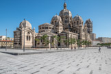 <center></center><center>La Cathédrale.</center>La cathédrale que l'on a appelée, comme l'ancienne, la Major ou Sainte-Marie-Majeure, a été bâtie de 1852 à 1893 dans le style byzantin (coupoles, décoration de mosaïques), mais avec le plan des églises gothiques et de nombreux détails empruntés à l'architecture romane. L'édifice est construit en assises de pierre alternativement blanches (pierre de Calissane) et vertes (pierre de Florence, la golfaline).