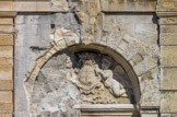 <center></center><center>La fontaine des Trois Dauphins.</center> Avant rénovation, 2013.