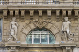 <center></center><center>Rue de la République.</center> Photo 2013. Les deux statues sont signées du sculpteur P. Robert et datées 1867. Elles représentent Neptune et Amphitrite, tous deux accompagnés d'un dauphin. Amphitrite tient dans sa main gauche un coquillage.