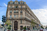 <center></center><center>Place Sadi Carnot.</center>Angle rue Colbert. Sur la place centrale devaient s'y répondre quatre pans coupés, qui ont été réalisés, et deux façades à sept travées dont une seulement a été réalisée. Architecte, Curtil Hilaire.