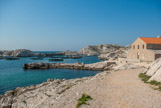 <center>Port de Pomègues.</center>Il y avait une chapelle (vestiges en bas, à gauche) et une capitainerie, le bâtiment à droite.