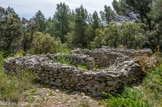 <center>Le mur de la Peste.</center>Une dizaine de cabanes formées de deux bâtiments jumelés abritaient vraisemblablement, outre les hommes, matériel et provisions. Elles devaient être couvertes de la même manière que les guérites. L'alternance régulière des guérites et des corps de garde correspondait à une organisation en petites unités de soldats, affectées à la surveillance du mur.