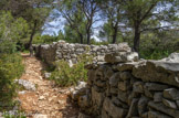 <center>Le mur de la Peste.</center>Quatre barrières sont établies sur la ligne, à Pied-Plan, Bourbourin, la Tour-de-Sabran et Montimau. On y fait passer tout ce dont on a besoin de l'autre côté. On peut y recevoir lettres et argent trempés dans le vinaigre.
Fermées à clef, elles sont ouvertes les jours de marché.
Sous la surveillance des gardes, Comtadins et Provençaux munis d'un bon certificat de santé peuvent vendre ou acheter huile, volailles, œufs et autres comestibles.
A la barrière de Montimau, il est interdit aux femmes de s'approcher des corps de garde.