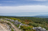 <center>Le mur de la Peste.</center>Au fond, Gordes.
