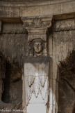 <center>Intérieur de l'arc de triomphe.</center>Les cariatides.