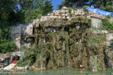 <center>Le jardin Zoologique.</center>La cascade, en rocaille, créée par Montricher. Un lac est aménagé dans la deuxième partie du Jardin, complétant la cascade adossée au mur de soutènement du plateau Longchamp, pour que des échassiers, grues, hérons, flamands roses, et divers palmipèdes glissent lentement sur l'onde.
