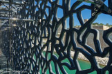 <center>Le déambulatoire du MuCEM.</center> Le béton fibré à ultra-haute performance (BFUP) est issu de la recherche française. Comme son nom l’indique, ce béton contient des fibres métalliques et/ou synthétiques qui lui procurent une excellente performance en traction (étirement). Sa composition lui confère trois qualités essentielles : une résistance à la compression 6 à 8 fois supérieure à celle d’un béton classique, une étanchéité parfaite due à sa très faible porosité et une faculté à épouser les moules les plus divers. C’est grâce aux propriétés de ce matériau que l’architecture du Mucem a été rendue possible.