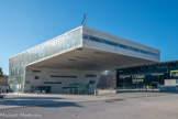 <center>La Villa Méditerranée..</center> Le projet architectural de la Villa Méditerranée fait l'objet d'un concours qui est remporté en 2004 par l'Italien Stefano Boeri.  Le bâtiment, qui n'a cessé de concentrer les critiques, a été inauguré le 7 avril 2013 et fermé en janvier 2018; il devrait rouvrir en 2022 en abritant une réplique de la grotte Cosquer.