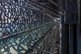 <center>Le déambulatoire du MuCEM.</center> La résille est une véritable dentelle de béton constituée de 400 panneaux, chacun mesurant 6 m x 3 m. Elle est contreventée horizontalement par des bracons bi-articulés qui rythment le parcours le long de la rampe périphérique.