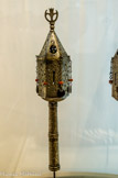 <center>Rimonim, ornements de Torah</center>Maroc. XIXe siècle. Cuivre argenté. Musée d'art et d'histoire du Judaïsme.
