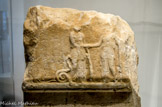 <center>Décret honorifique pour Denys Ier de Syracuse</center>Athènes, Grèce 394-393 av. J.-C.
Musée épigraphique Athènes
Le relief surmontant l'inscription représente la déesse Athéna serrant la main à la personnification de la Sicile ou de Syracuse. L'inscription met en évidence la procédure démocratique nécessaire pour décerner les honneurs à Denys, tyran de Syracuse