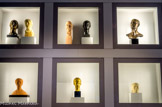 <center>Mur de portraits</center>1 et 2 Mme Agnès Meyer Charles Despiau 1929. Bronze, socle de bois noir, patine dorée Centre Pompidou, MNAM/CCI. Paris.
Portrait de jeune femme Charles Despiau 1937 Plâtre. Centre Pompidou, MNAM/CCI, Paris
3 et 4 Buste de M. L. Vogel. Chana Orloff 1922. Ciment teinté Centre Pompidou, MNAM/CCI, Paris.
Jeune sportif. Jules Oscar Maes XXe siècle. Bois. Centre Pompidou, MNAM/CCI. Paris.
5 portraits du sénateur Borletti. Francesco La Monaca. Bronze patiné, socle en pierre. Donc du sénateur en 1935. Centre Pompidou, MNAM/CCI, Paris.
6 Portrait de Gaby. Marino Marini 1932. Terre cuite. Don du sénateur Borletti 1935. Centre Pompidou, MNAM/CCI, Paris.
7 Jean-Claude Osouf. Portrait du fils aîné de l'artiste Jean Osouf. Bronze doré, socle en marbre noir. 1934. Centre Pompidou, MNAM/CCI. Paris.
8 Tête de Pierre Camo. Martinez I Hugue Manuel dit Manolo. 1913. Terre cuite. Don de M. Daniel-Henry Kahnweileren 1962 Centre Pompidou, MNAM/CCI. Paris