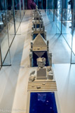 <center>Surtout de table</center>Ruines d Egypte. Anne et Patrick Poirier nés en 1940 et 1942 - Porcelaine émaillée (bleu de Sèvres).
Réalisée à partir des moules du surtout d'Egypte de Napoléon Ier, cette œuvre souligne la puissance évocatrice des  ruines des grande civilisations méditerranéen, leur fragilité au temps qui passe et leur place centrale dans notre imagination collective.