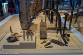 <center>Outillage de moissonneur</center>Enclume et marteau de faucheur. Doigtiers de moissonneur. Étui et pierre à faux.