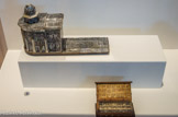 <center>Reliquaires</center>Reliquaire représentant le tombeau du Christ. Jérusalem 1752. Bois, nacre.
Reliquaire. Jérusalem XVIIe siècle Pierres, bois, nacre, verre, papier.