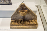<center>Lampe de Hanoukah</center>Les lampes allumées lors de la fête juive de Hanoukah font directement référence au miracle de la fiole d'huile, permettant aux prêtres du Temple de faire brûler pendant huit jours une quantité d'huile à peine suffisante pour une journée. Afrique du Nord. XVIIIe-XXe siècle. Calcaire.