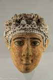 <center>Masque funéraire féminin</center>Tounahel-Gebel, Egypte. Ier - Ve siècle. Stuc, peinture noire, rose, rose-brun.