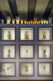 <center>Mur de portraits</center>Depuis des millénaires, le portrait est une forme d'affirmation de soi.
Dans l'Antiquité, les notables de la cité, notamment les patriciens, font réaliser leur portrait pour affirmer leur pouvoir. Puis la place grandissante de l'individu dans la société entraîne une diffusion plus large du portrait, prélude à l'idéal contemporain de citoyenneté et de démocratie pour tous.
Au dessus des vitrines, pièce supplémentaire de Dominique Àngel (né en 1942) 2013. Plâtre, terre crue, moulages. Collection de l'artiste.
De gauche à droite, de haut en bas :
12 Portrait funéraire Palmyre, Syrie 75-100 Calcaire. 
13 Portrait funéraire Palmyre Syrie 100-150 Calcaire. 
14 Portrait funéraire Palmyre, Syrie Milieu du IIIe siècle Calcaire 
15 Portrait de matrone âgée. Rome, Italie Ier siècle Marbre. 
16 Masque funéraire de femme. Egypte Ier- IVe siècle Stuc, verre, traces de dorure et peinture bleue
17 Portrait d'un contemporain de l'avènement de l'Empire romain Anzio, Italie Après 31 av. J.-C Marbre. 
18 et 19 Masque funéraire Tounah el-Gebel. Egypte Ie r - Ve siècle Stuc, peinture noire, rose 
Masque funéraire de jeune garçon Tounah el-Gebel, Egypte r Ier - Ve siècle Stuc, peinture noire, brun-rouge. 
20 Portrait funéraire Palmyre. Syrie 200 - 250 Calcaire. 
21 Masque funéraire féminin Tounahel-Gebel. Egypte Ier -Ve siècle. Stuc, peinture noire, rose rose-brun.