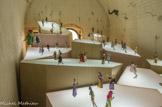 <center>Marionnettes a fils du théâtre de la petite étoile</center>Appelées également « fantoches », les marionnettes à fils désignent un type de figurines suspendues à une croix par des fils. Le fait de relier la marionnette à son contrôle (ou croix) est nommé « ensecret » ou « ensecrètement ».
Les marionnettistes, fabriquant eux-mêmes leurs marionnettes, conservaient en effet jalousement leur « secret » de fabrication. Cela donna lieu à une tradition, celle de toujours recouvrir les croix en fin de représentation afin de préserver la confidentialité de la méthode de confection.