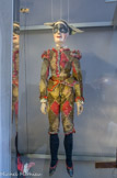 <center>Arlequin danseur, marionnette à fils du théâtre des Pentagoniens (Champs-Elysées, Paris)</center>Jacques Horward, sculpteur et marionnettiste
Paris, France Vers 1861 Tissu, bois, verre MuCEM.
Les marionnettes dérivées des personnages de la commedia dell'arte apparaissent en Italie. Arlequin porte un masque noir et un costume fait de losanges multicolores. Ce valet naïf est mis en scène aux côtés de Polichinelle, Pierrot et Colombine, mais aussi de Guignol et Gnafron.