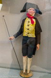 <center>Guignol, marionnette à gaine du théâtre du vrai guignol parisien</center>Paul Papot, sculpteur et marionnettiste
Saint-Mandé, France 1900-1950 Tissu, bois, verre MuCEM