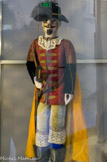 <center>Cyrano de Bergerac, marionnette à tringle et à fils du théâtre du Broutteux (Tourcoing)</center>Louis Richard, sculpteur et marionnettiste Roubaix, France 1867
Tissu, bois, verre MuCEM
Montreur de marionnettes de la région lilloise dès 1869, Louis Richard se fait une spécialité des récits historiques. Il s'applique également à transmettre la littérature classique, ainsi Cyrano de Bergerac entre dans son répertoire. Le Théâtre du Broutteux est l'un de ses héritiers.