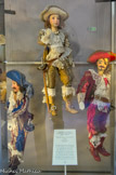 <center>Marionnettes à tringle et à fils du théâtre Walton's (Théâtre ambulant)</center>Famille Pajot, sculpteurs et marionnettistes
France 1845-1860 Tissu, bois, verre MuCEM
D'Artagnan, gentilhomme gascon du XVIIe siècle, est rendu célèbre par Alexandre Dumas père. Dès 1850, le roman Les Trois Mousquetaires est adapté pour les théâtres de marionnettes qui en proposent des variations comiques ou parodiques comme Les Mousquetaires au couvent.