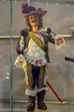 <center>Marionnettes à tringle et à fils du théâtre Walton's (Théâtre ambulant)</center>Famille Pajot, sculpteurs et marionnettistes
France 1845-1860 Tissu, bois, verre MuCEM
D'Artagnan, gentilhomme gascon du XVIIe siècle, est rendu célèbre par Alexandre Dumas père. Dès 1850, le roman Les Trois Mousquetaires est adapté pour les théâtres de marionnettes qui en proposent des variations comiques ou parodiques comme Les Mousquetaires au couvent.