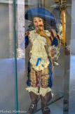 <center>Marionnettes à tringle et à fils du théâtre Walton's (Théâtre ambulant)</center>Famille Pajot, sculpteurs et marionnettistes
France 1845-1860 Tissu, bois, verre MuCEM
D'Artagnan, gentilhomme gascon du XVIIe siècle, est rendu célèbre par Alexandre Dumas père. Dès 1850, le roman Les Trois Mousquetaires est adapté pour les théâtres de marionnettes qui en proposent des variations comiques ou parodiques comme Les Mousquetaires au couvent.